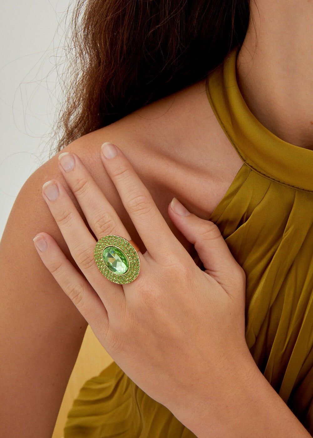 OVALER RING ADELE MIT GRÜNEN STEINEN