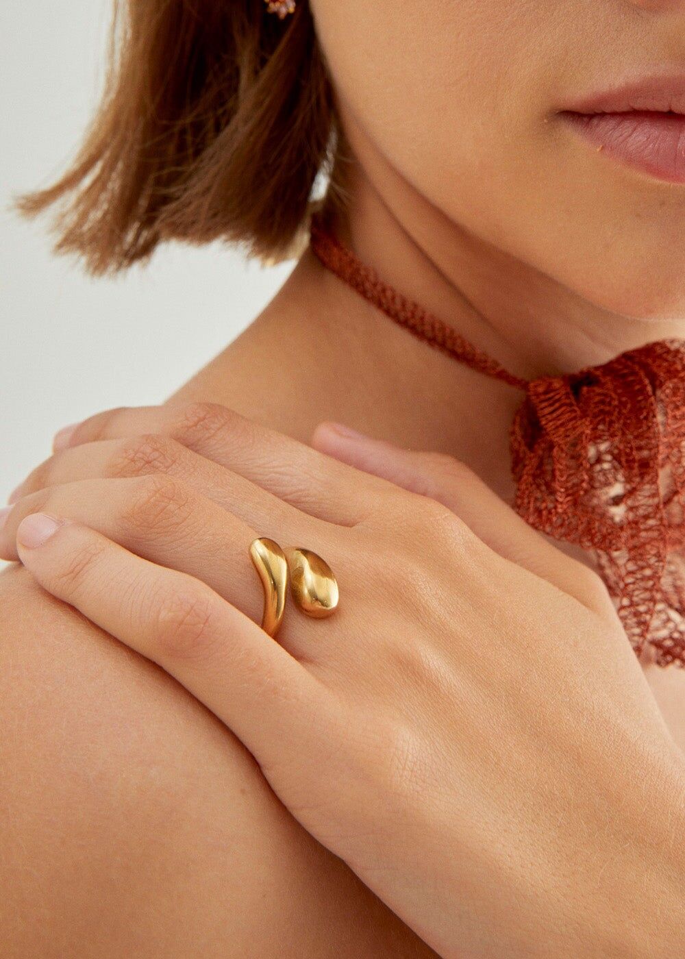 s.GEFLOCHTENER GOLDRING AUS STAHL