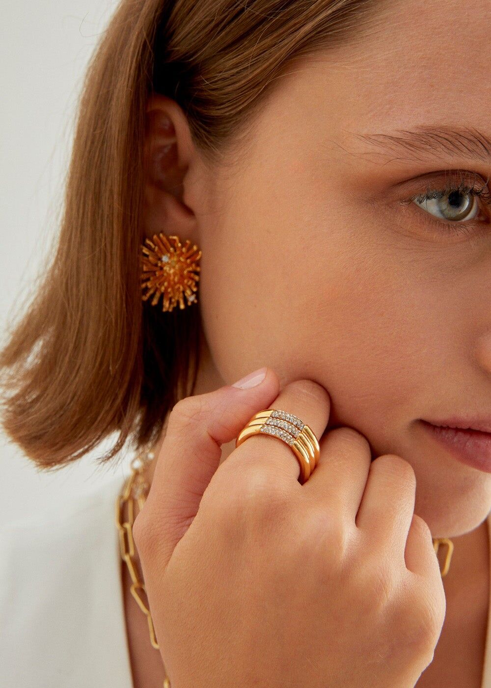 MEHRSCHICHTIGER BANDRING MIT KLAREN ZIRKONEN