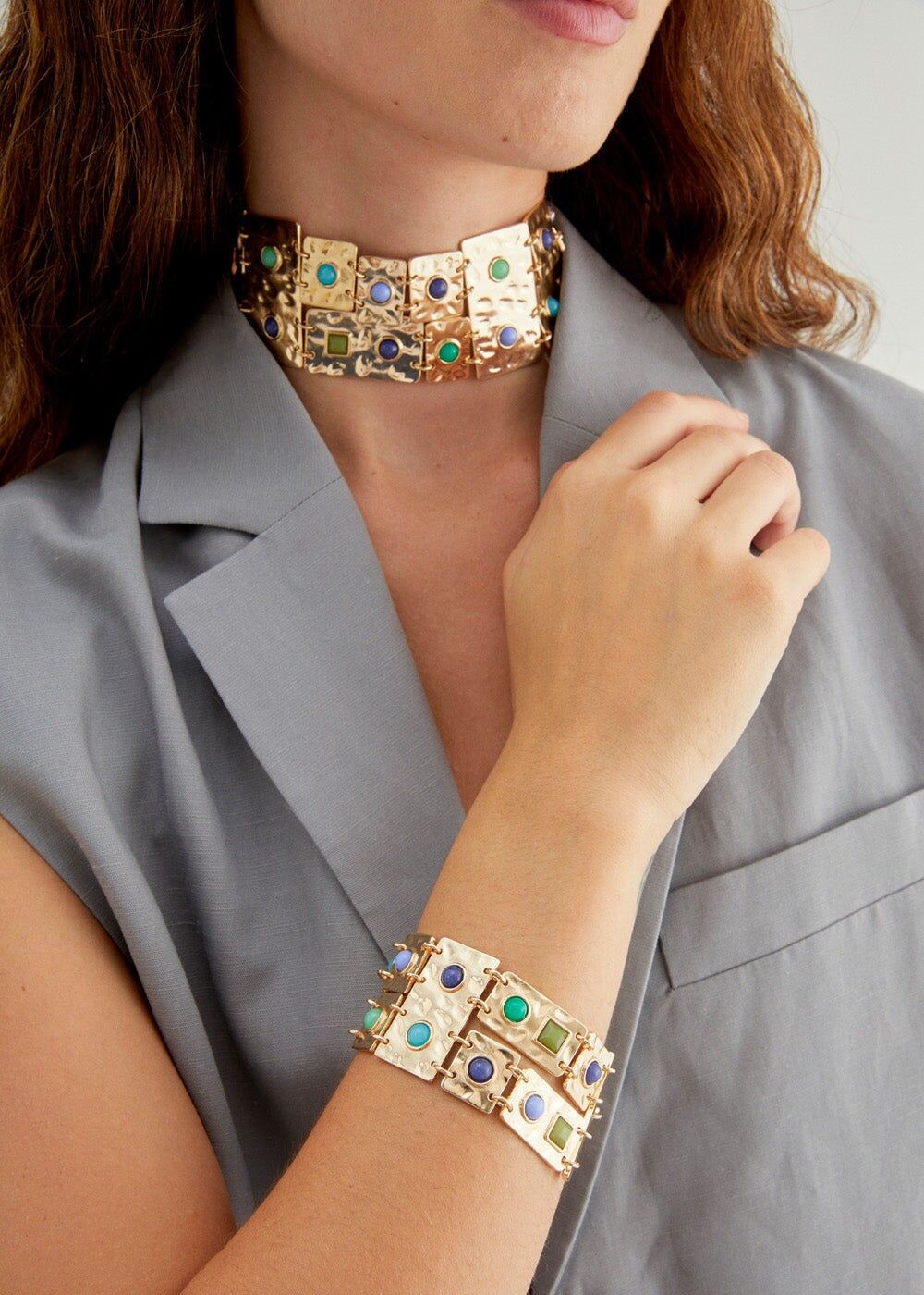 ARMREIF MIT GRÜNEN UND BLAUEN STEINEN