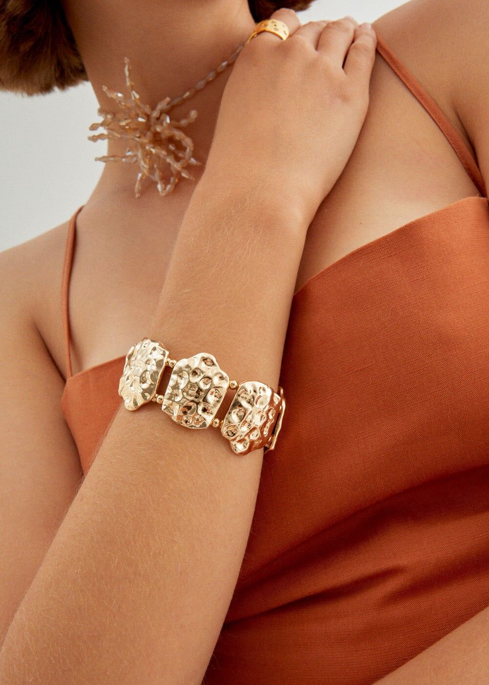 ARMBAND MIT GEHÄMMERTER OBERFLÄCHE IN GOLD