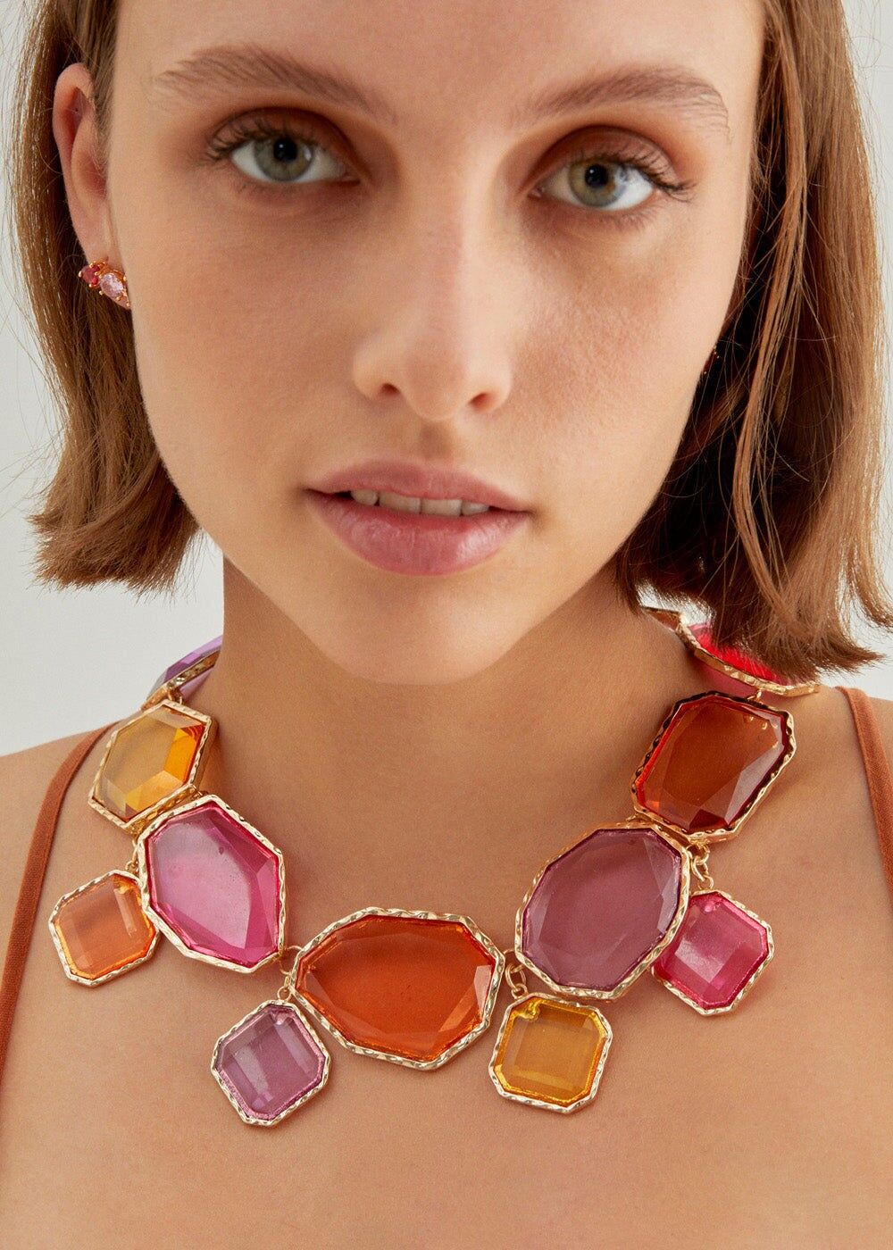 HALSKETTE MIT MEHRFARBIGEN ANHÄNGERN