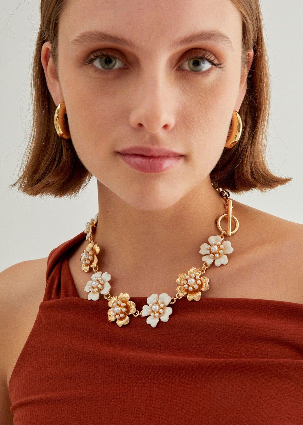 HALSKETTE MIT EMAILLE-BLUMEN UND PERLEN