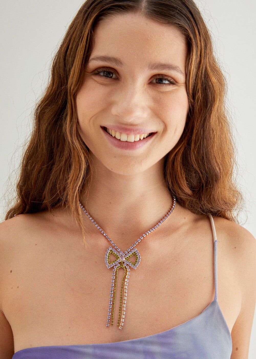 SCHLEIFEN-HALSKETTE MIT GRÜNEN UND LILA STEINEN