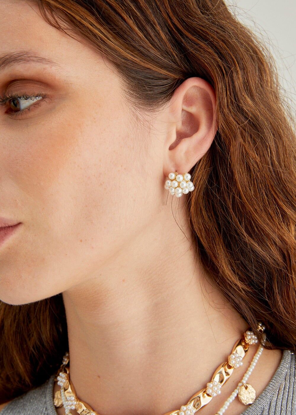 Ohrläppchenohrringe mit weißen Perlen