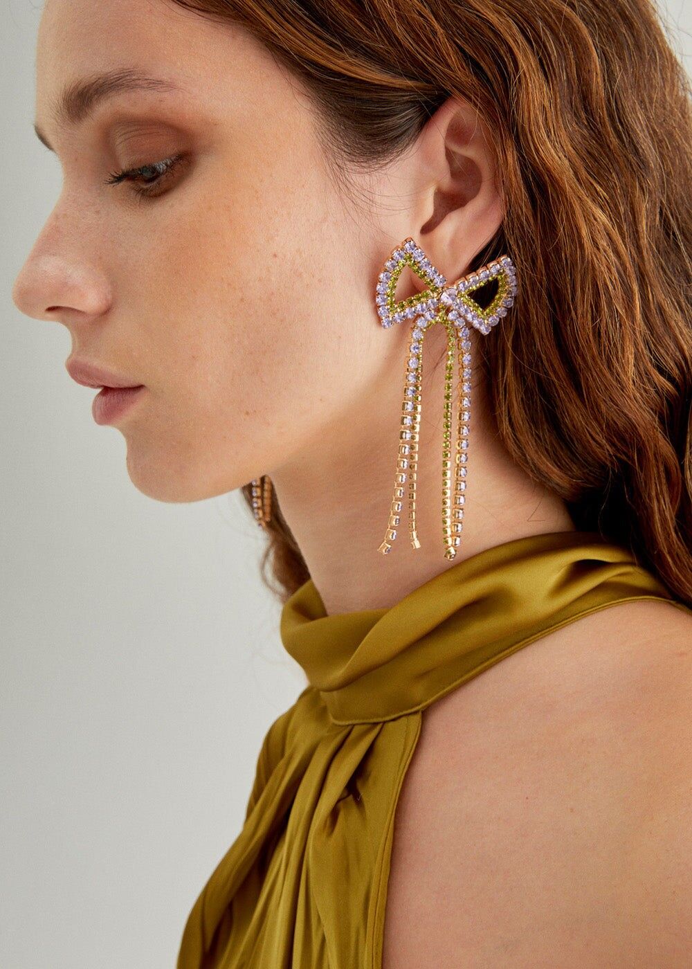 SCHLEIFEN-OHRRINGE MIT LILIE UND GRÜNEN STEINEN