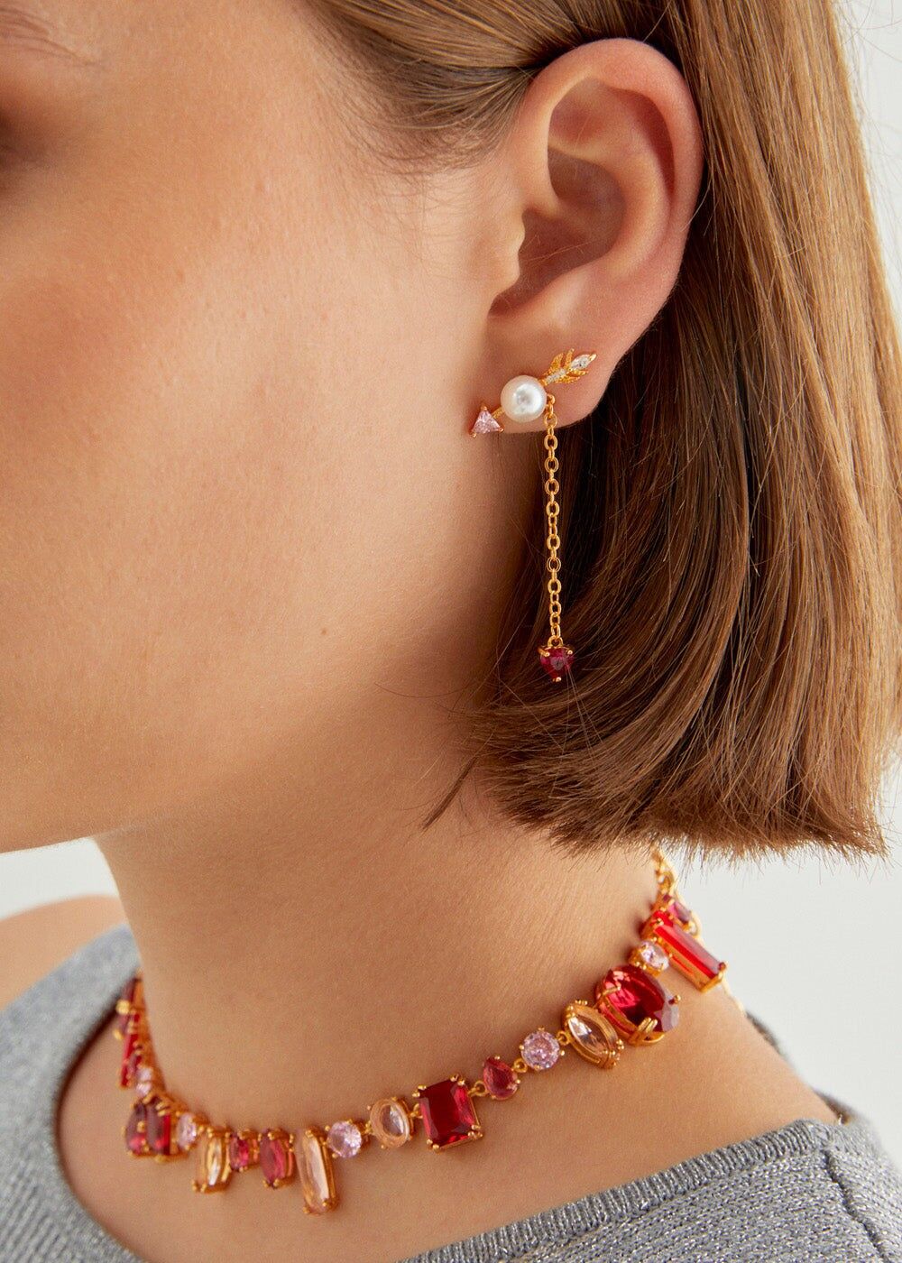 PFEIL-OHRRINGE MIT ZIRKONEN UND PERLEN