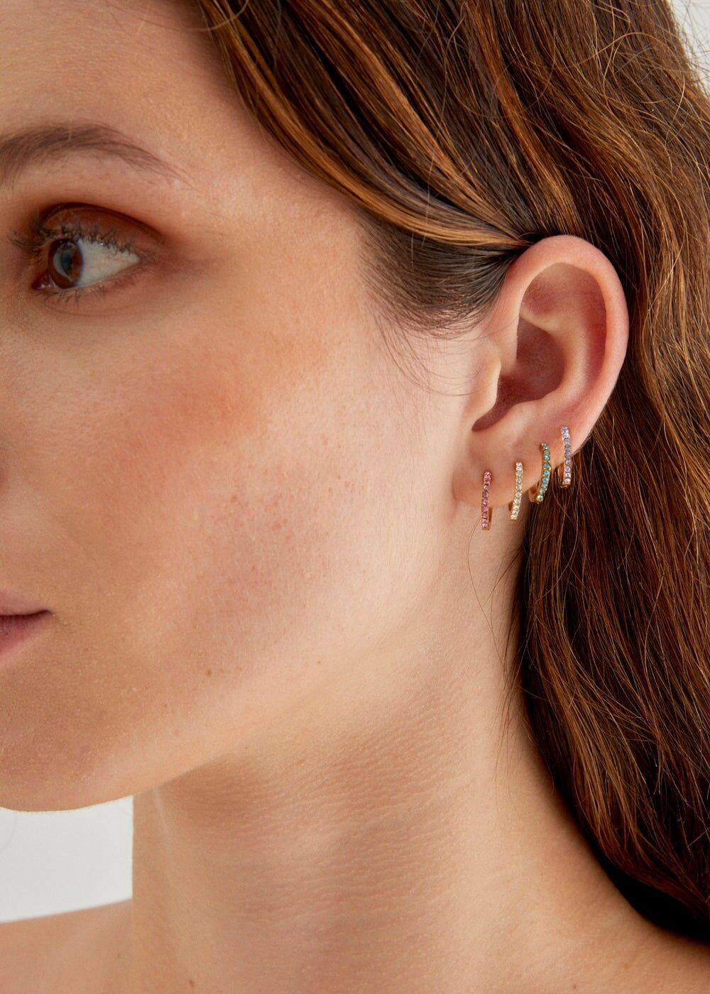 KLEINES REIFEN-SET MIT MEHRFARBIGEN STEINEN