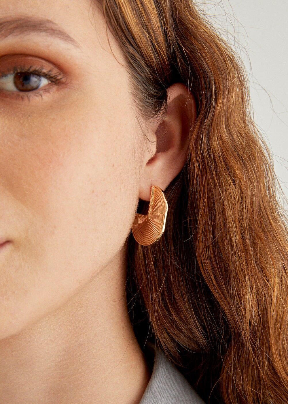 HALF CIRCLE EARRINGS IN GOLD