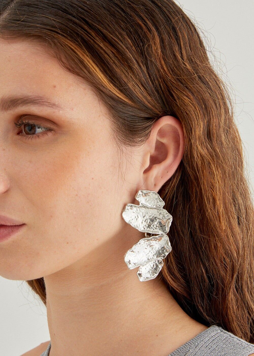 AURA LANGE OHRRINGE + FARBEN