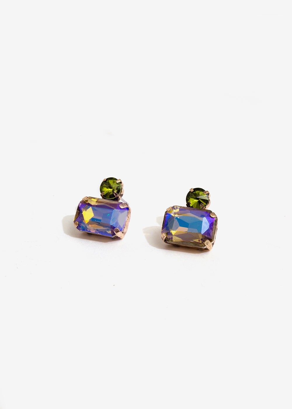 STUD EARRINGS WITH IRIDISCENT STONE