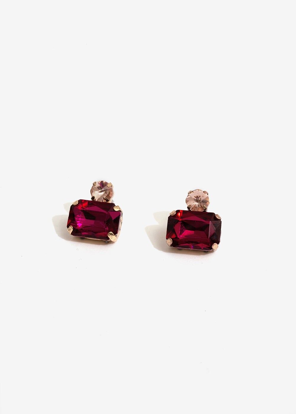 BOUCLES D'OREILLES CLOUS AVEC PIERRE FUCHSIA