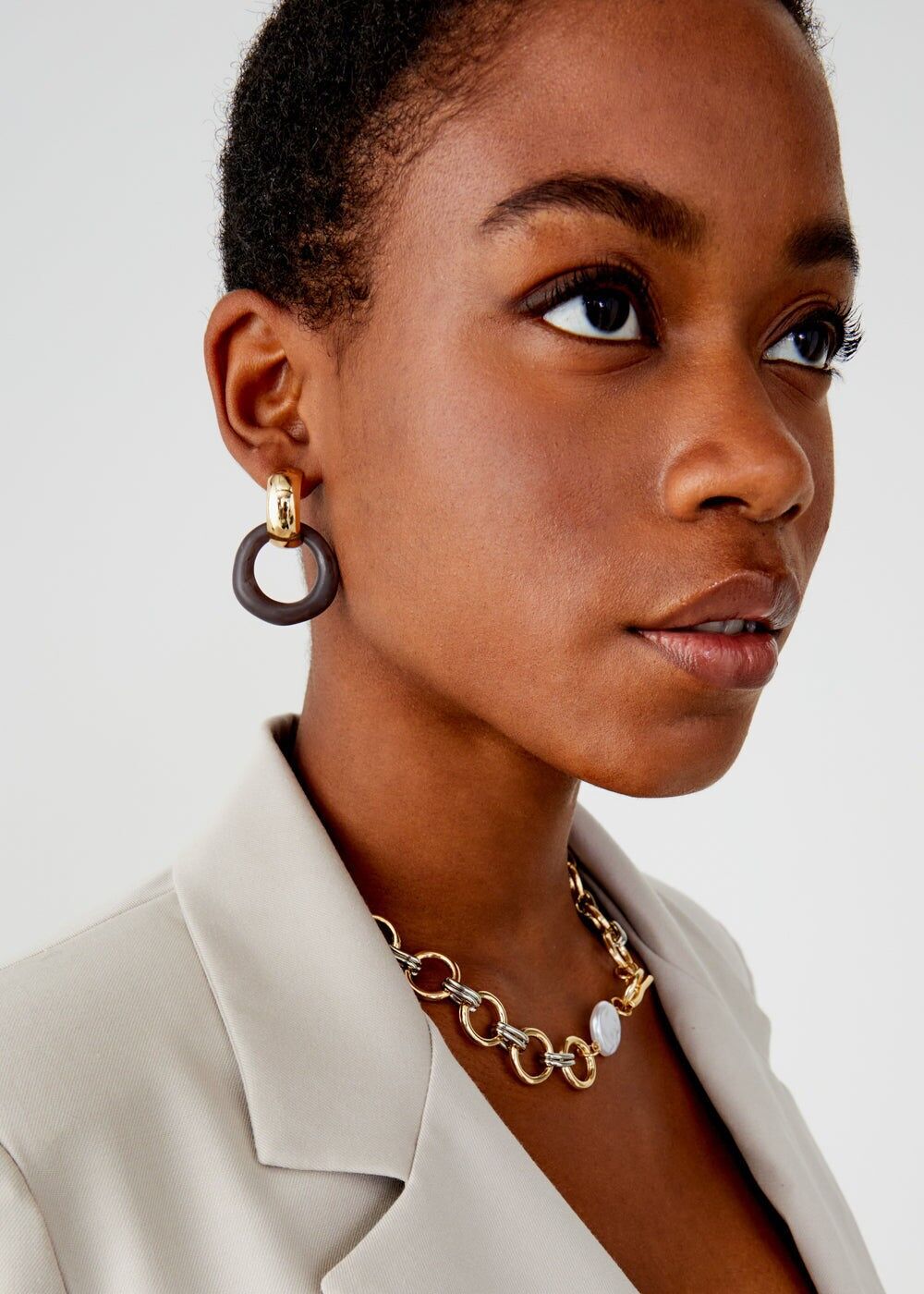 Boucles d'oreilles créoles noires TANIA avec pendentif en résine