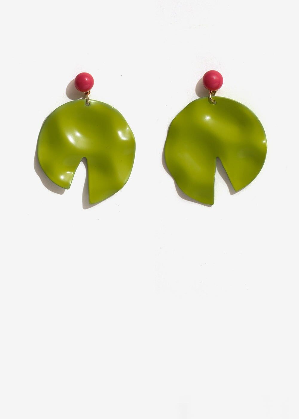 GOLD EARRINGS WITH GREEN HAMMERED PENDANT