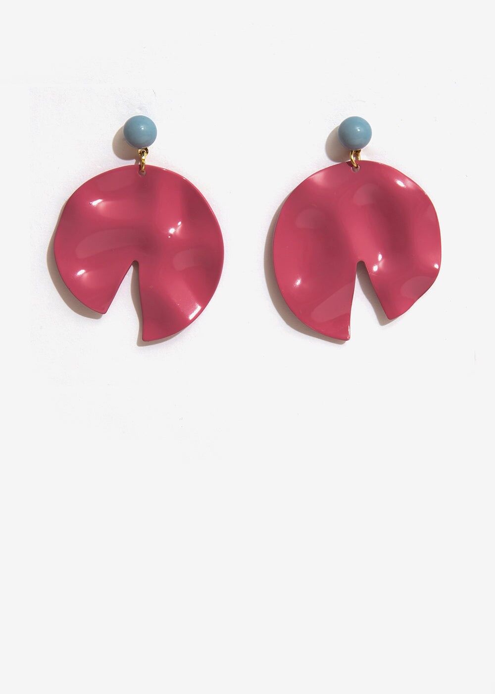 GOLD EARRINGS WITH FUCHSIA HAMMERED PENDANT