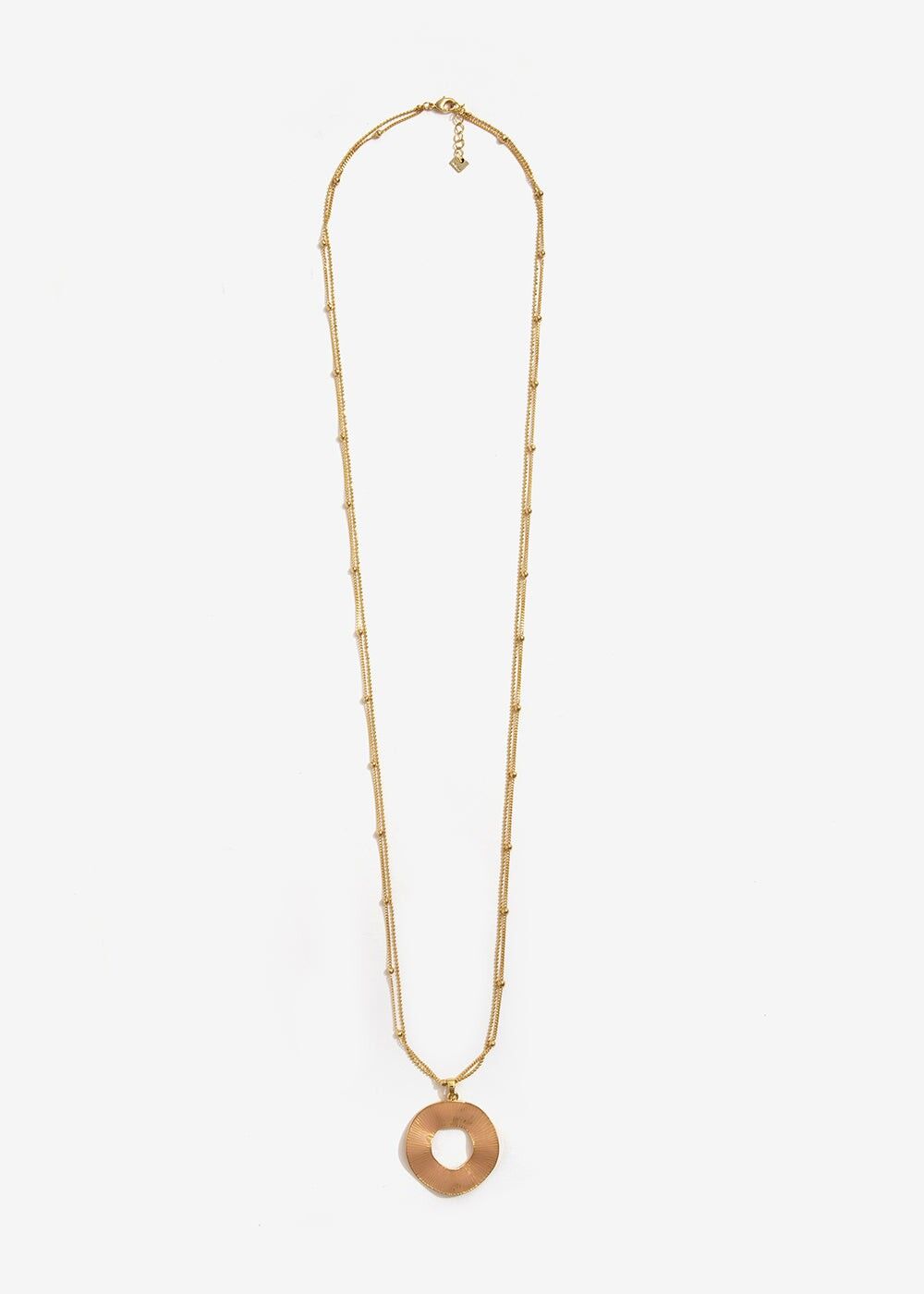 LONG COLLIER MULTI-BRINS EN OR AVEC CRÉOLE BEIGE