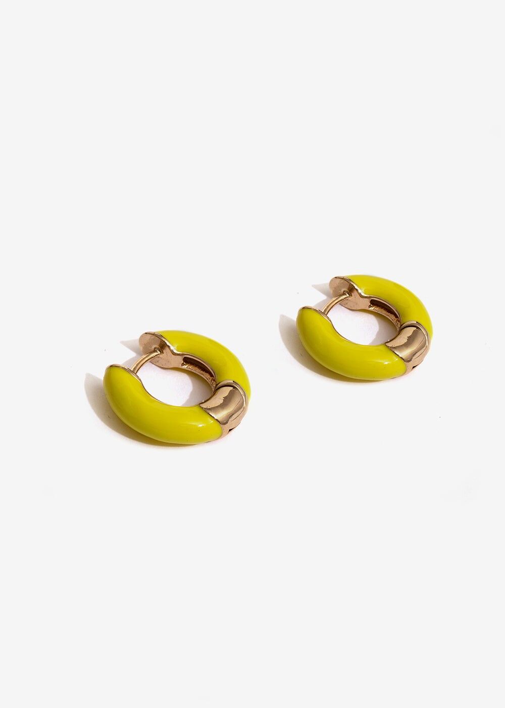 KLEINE GELBE EMAILLIERTE CREOLEN