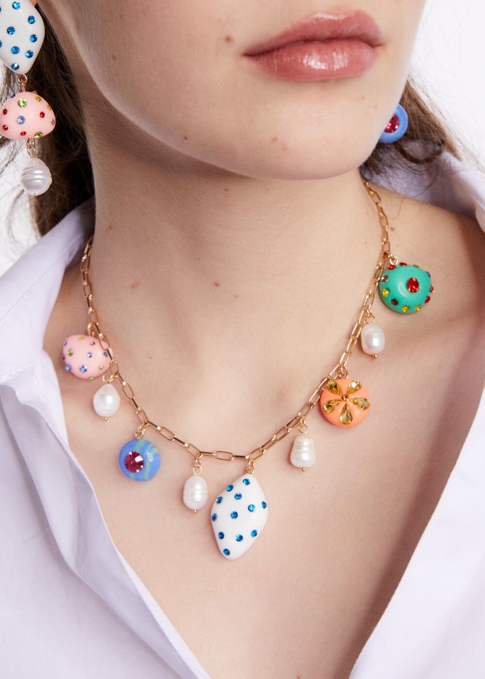 HALSKETTE MIT MEHRFARBIGEN HARZELEMENTEN