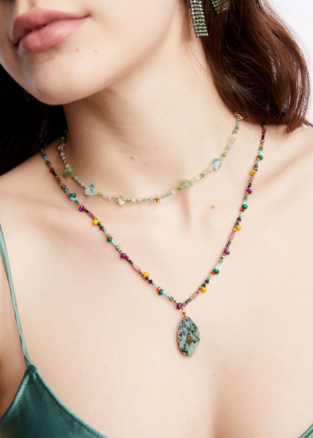 s.STAHLHALSKETTE MIT GRÜNEM NAT. STEIN