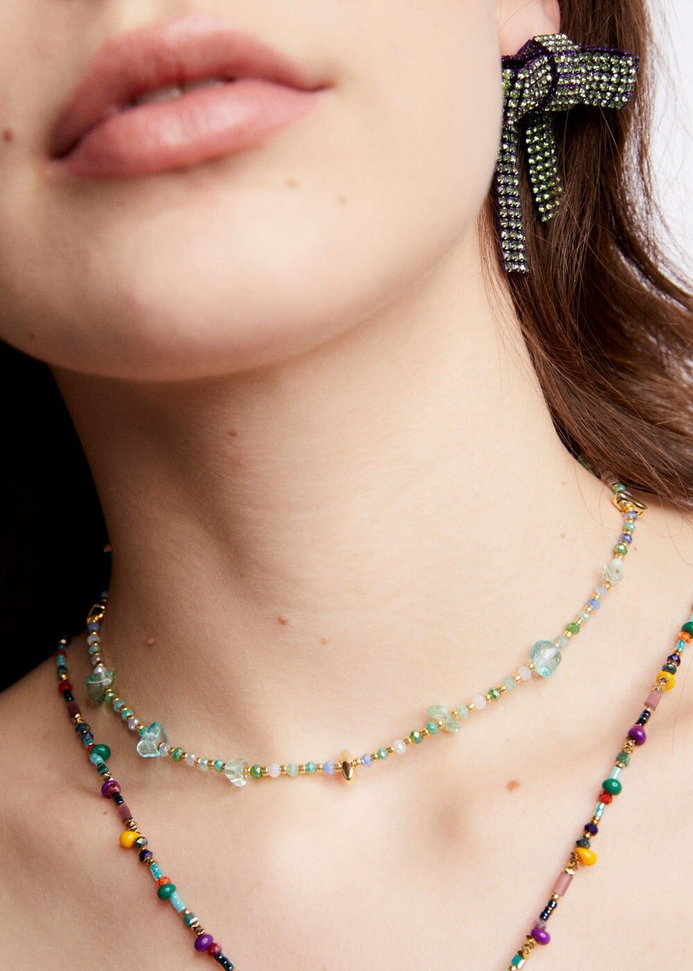 HALSKETTE MIT GRÜNEN UND GOLDENEN STEINEN