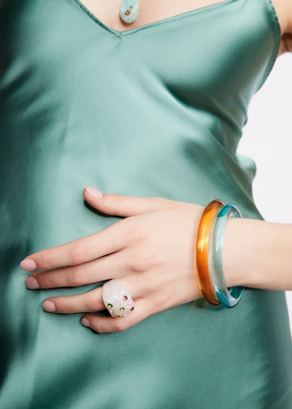 ALTEA STARRES ARMBAND AUS HARZ + FARBEN