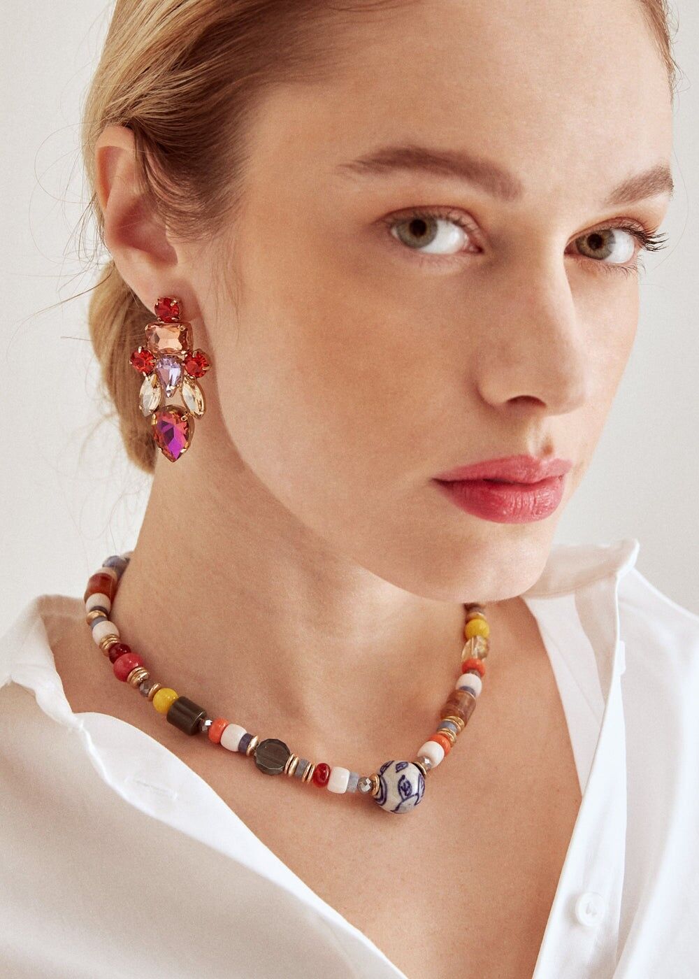 KURZE HALSKETTE MIT MEHRFARBIGEN PERLEN