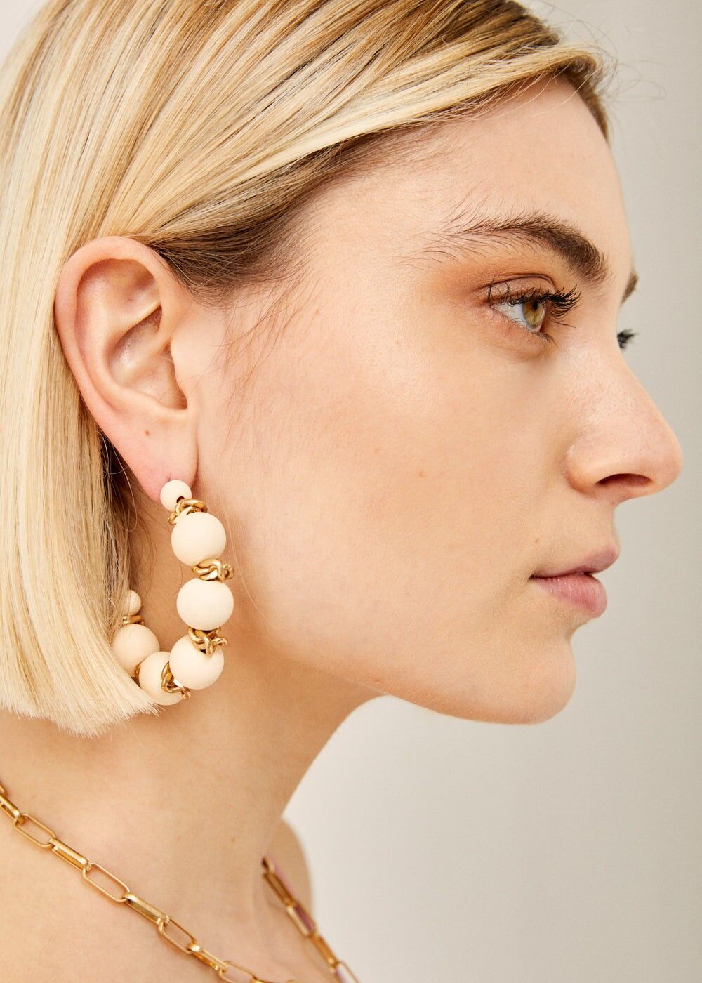 LISA EARRINGS W/ CREAM WOODEN PEARLS