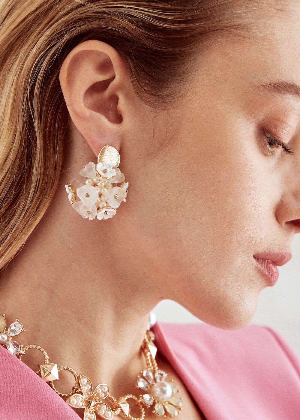 WEISSE BLUMENOHRRINGE AUS HARZ