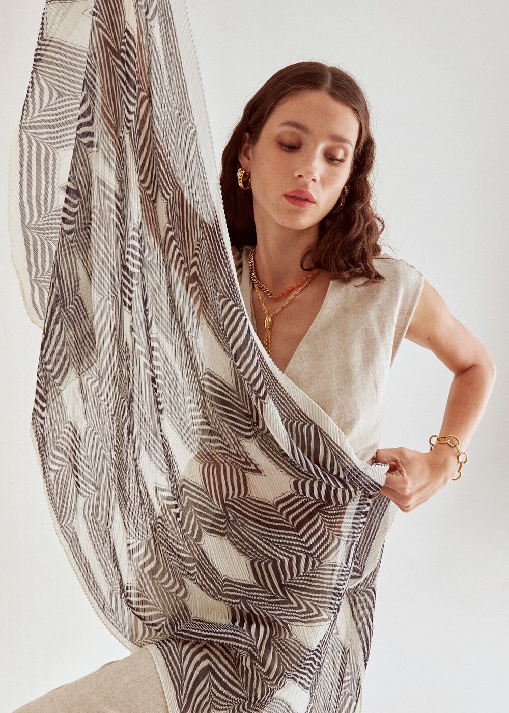 VERA PLISSESCHAL IN GRAU UND SCHWARZ