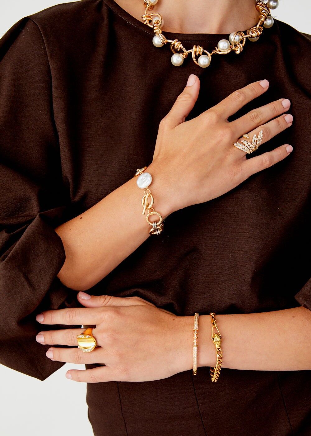 HOHLER BAND-RING AUS GOLD MIT KRISTALLEN. STAHL