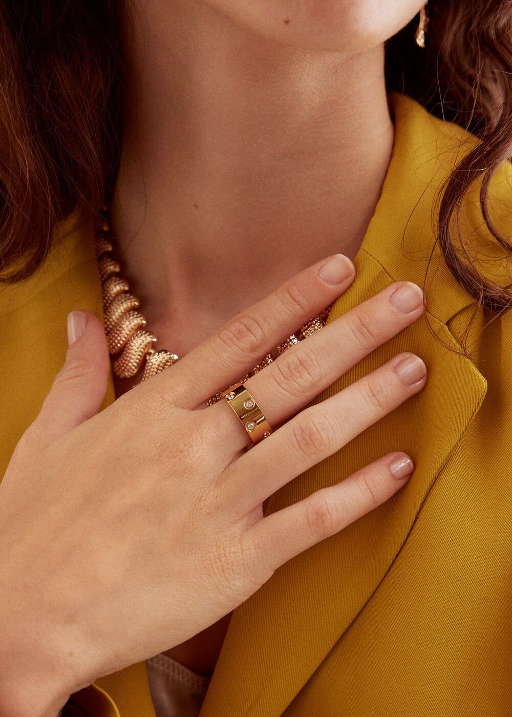 FLECK. STAHLRING IN GOLD MIT KRISTALLEN