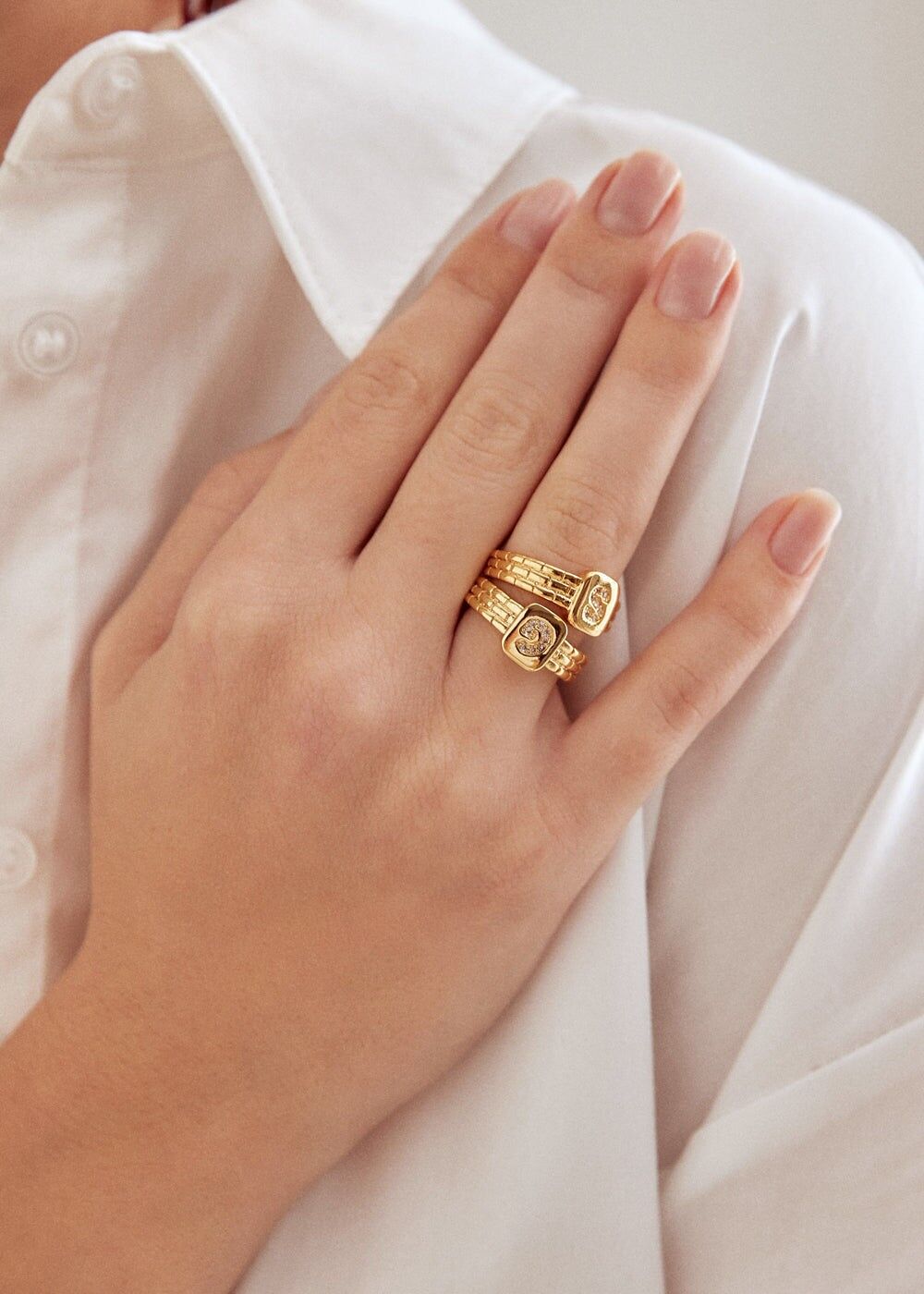 THIN RING WITH S LETTER IN ZIRCONS