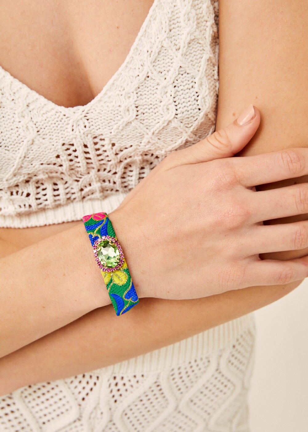 THIN FABRIC BRACELET W/ GREEN STONE