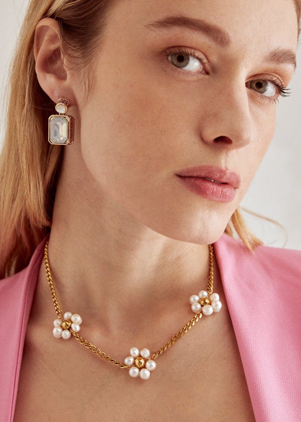 MANCHA. COLLAR DE ACERO CON FLORES Y PERLAS