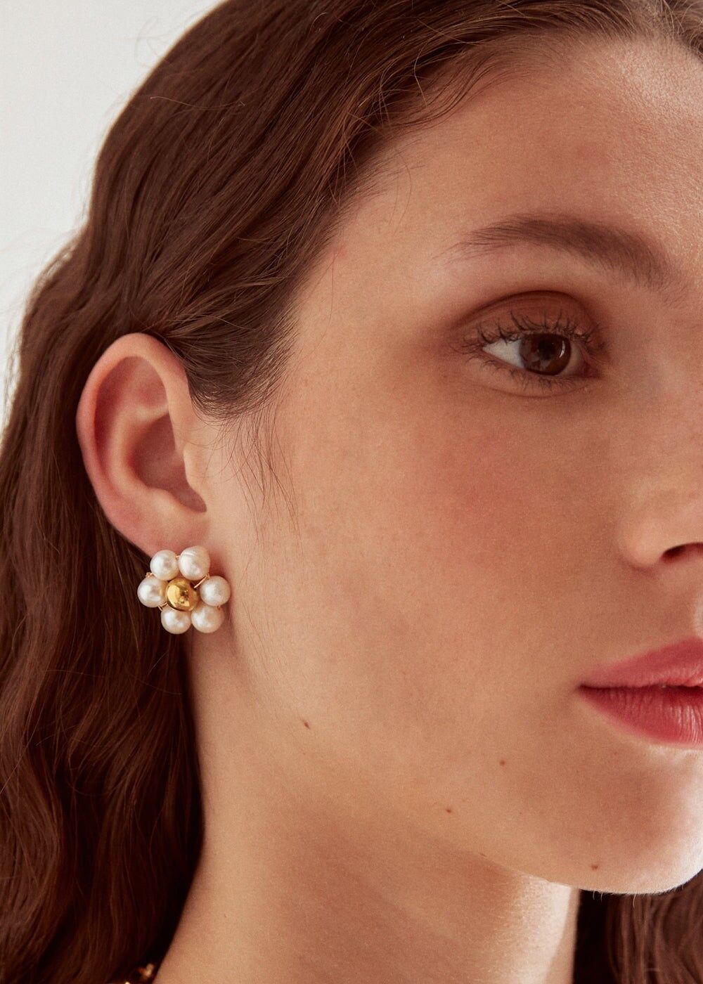 STAIN. STEEL FLOWER EARRINGS W/ PEARLS