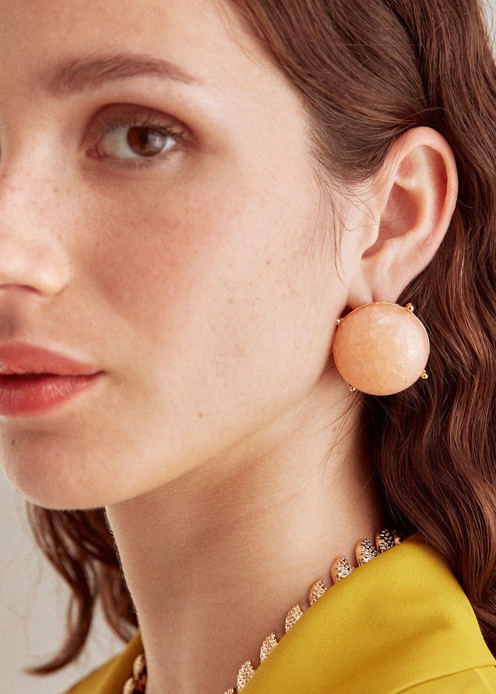 ROUND EARRINGS IN PINK RESIN