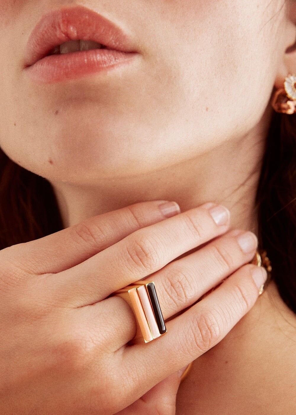 STAIN. STEEL SQUARE RING IN ENAMEL BLACK