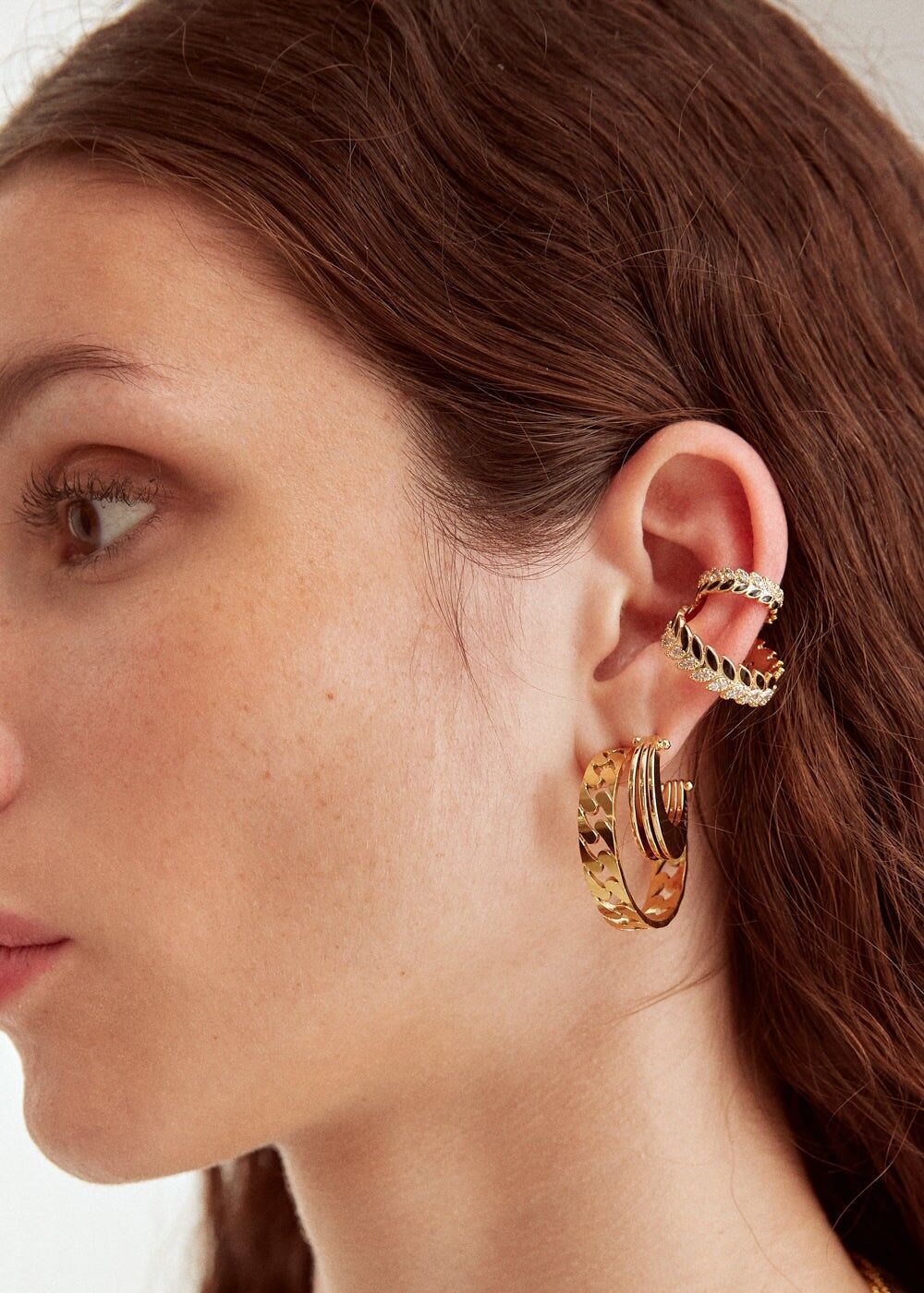 STAIN. STEEL LEO MID HOOP EARRINGS IN GOLD
