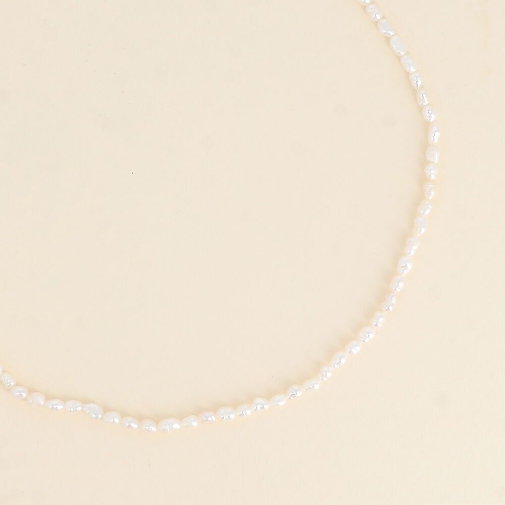Halskette an Kordel - längliche Süßwasserperlen