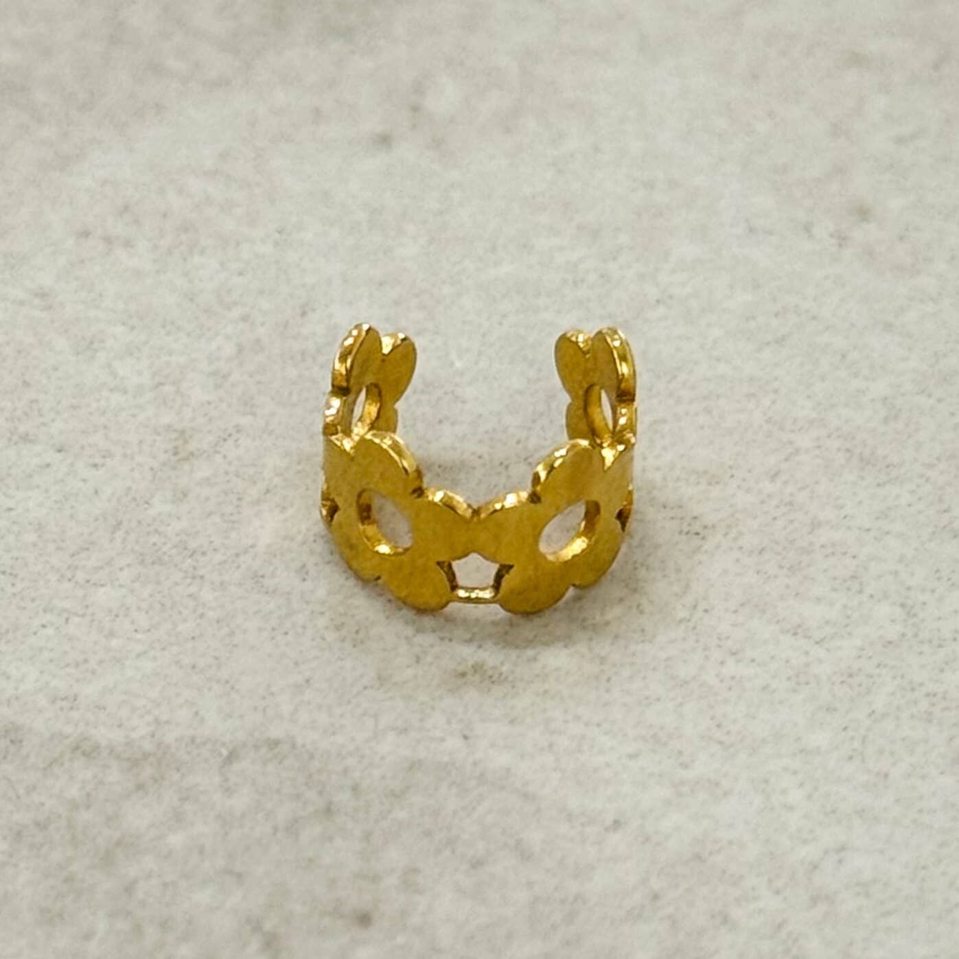 Ohrklemme mit Gänseblümchen-Blumenmotiv