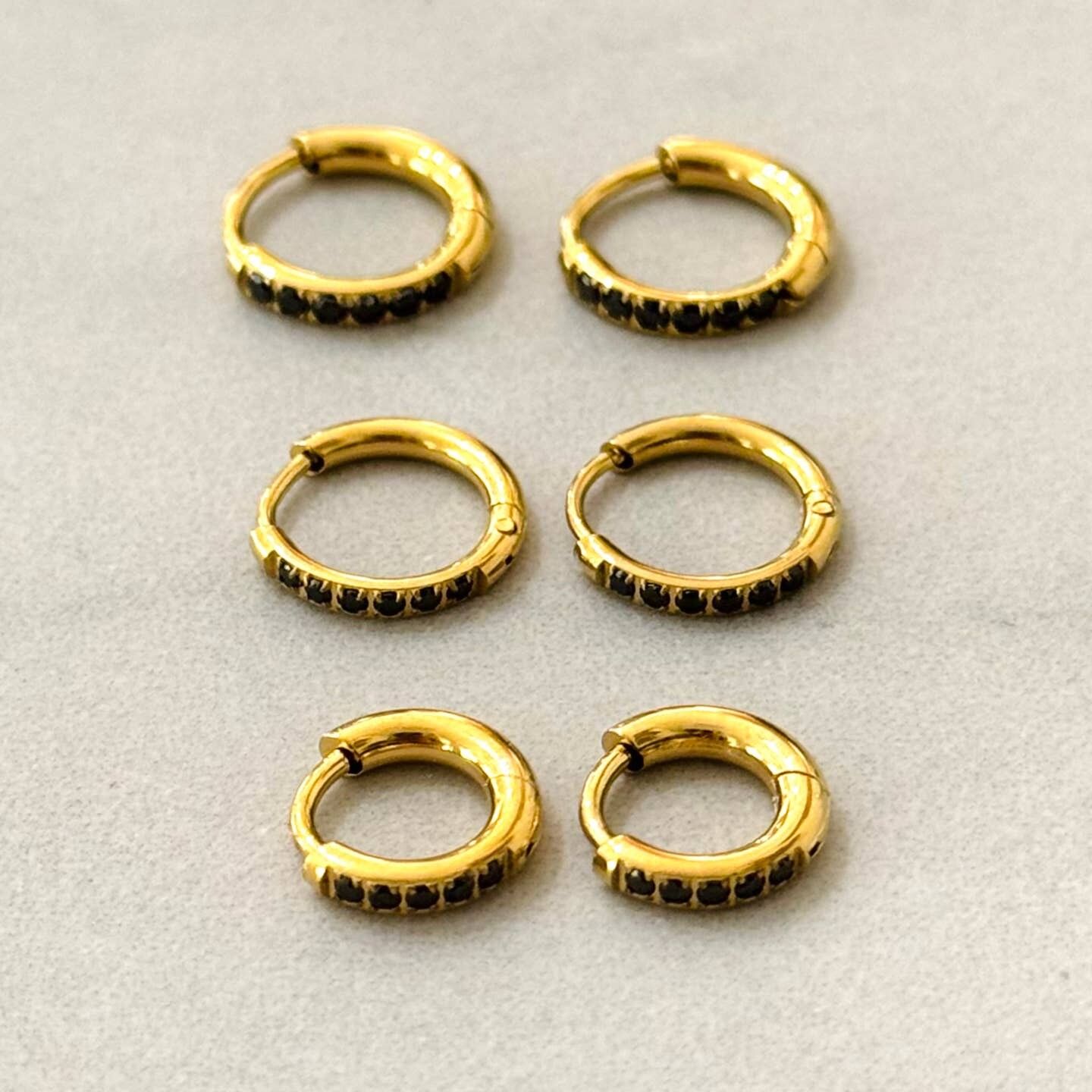 Mima Creolen aus Edelstahl mit schwarzen Zirkonia