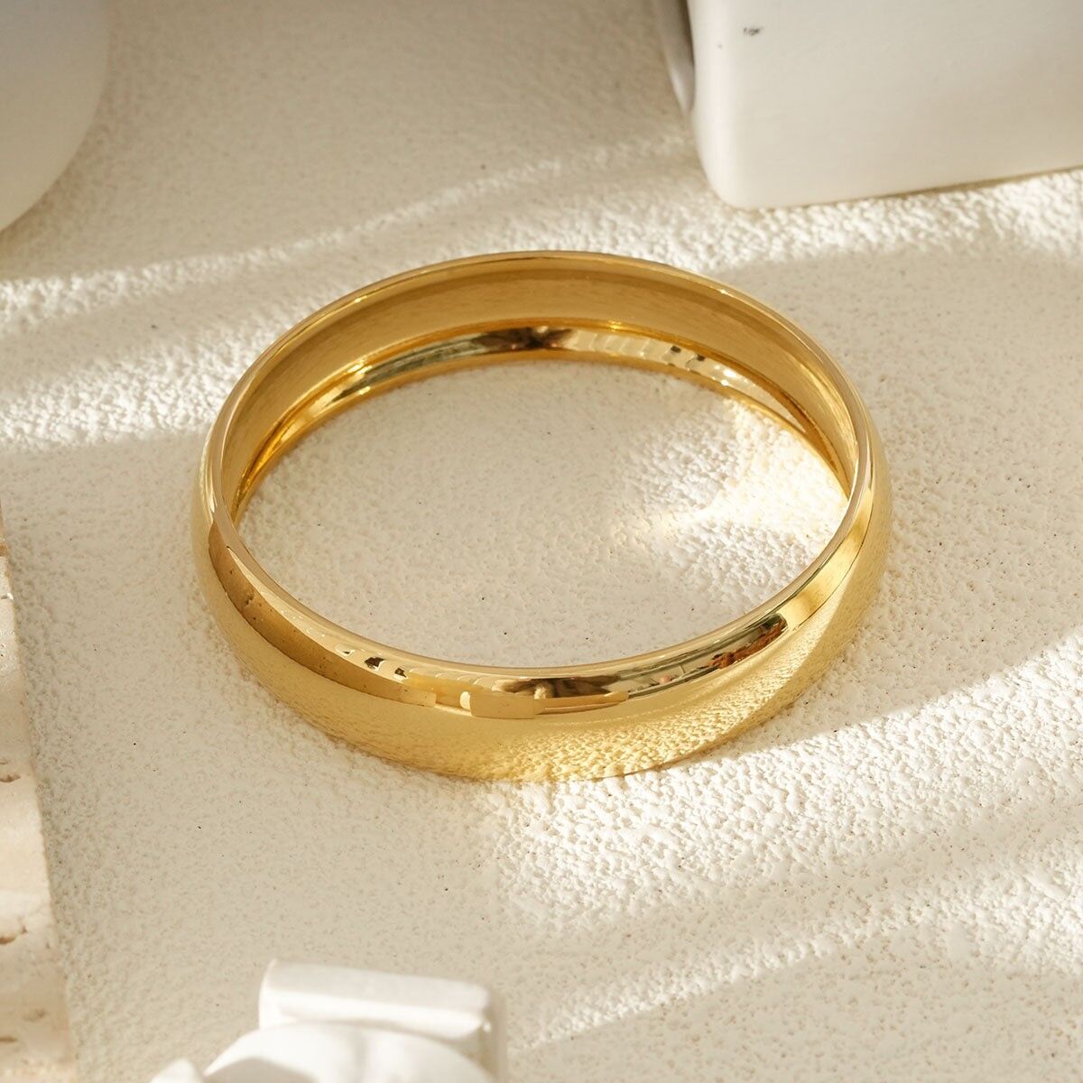 Bracciale rigido in oro con finitura lucida