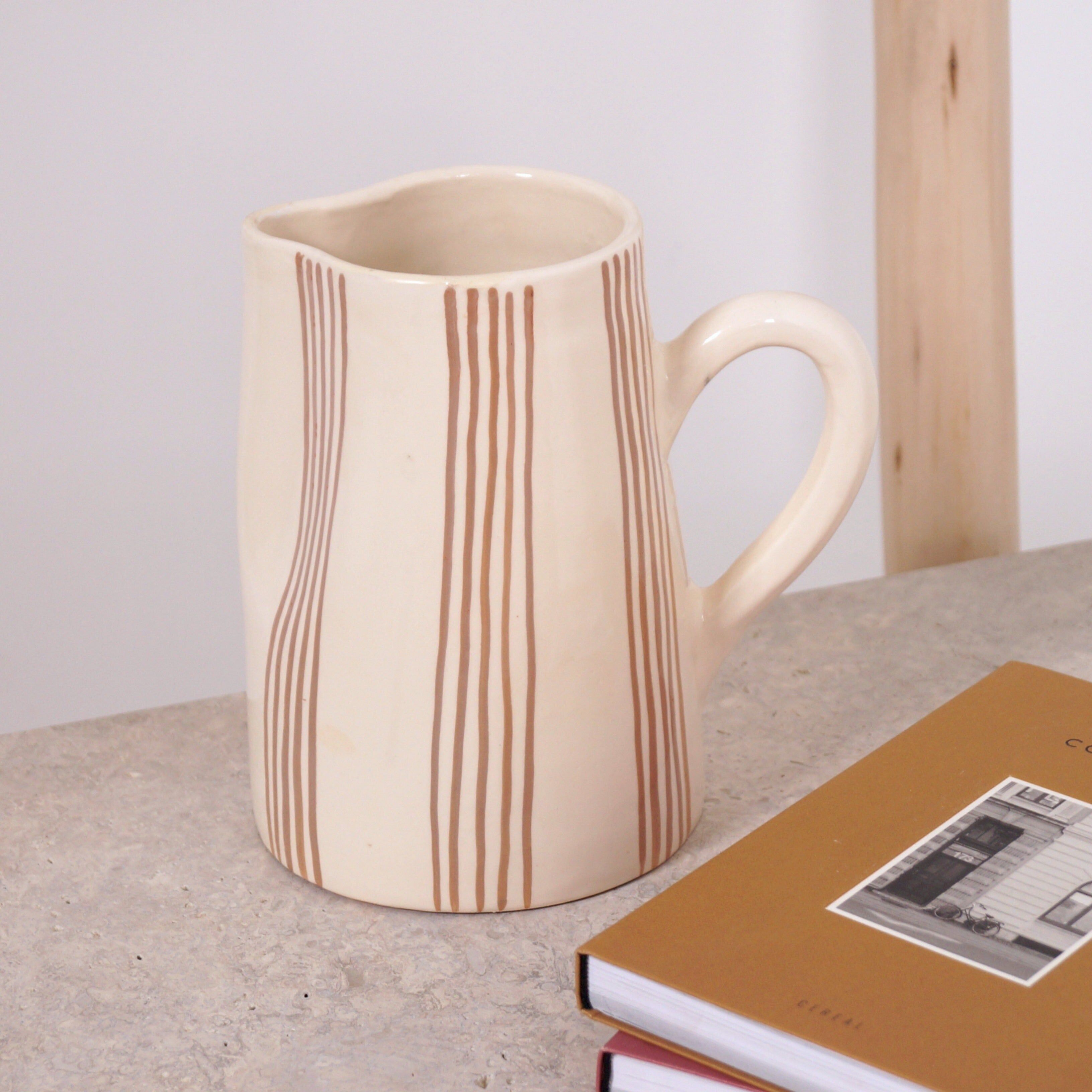 Jarra de terracota con finas rayas - Beige