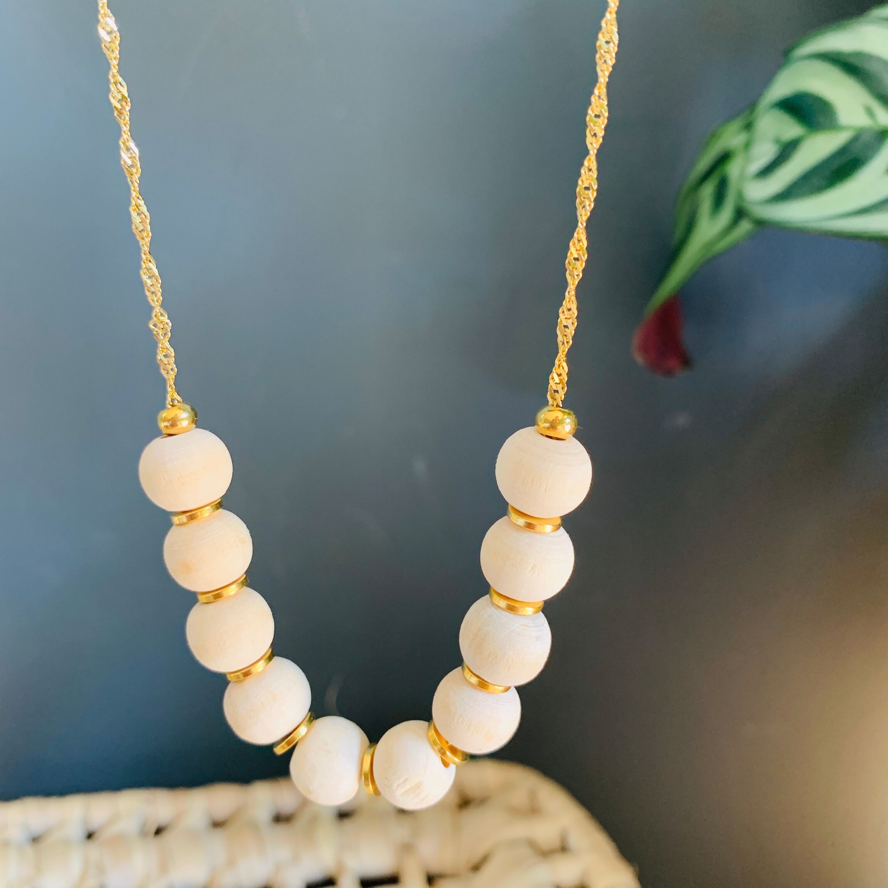 NINON | Collana con perline di legno e catena in acciaio inossidabile dorato