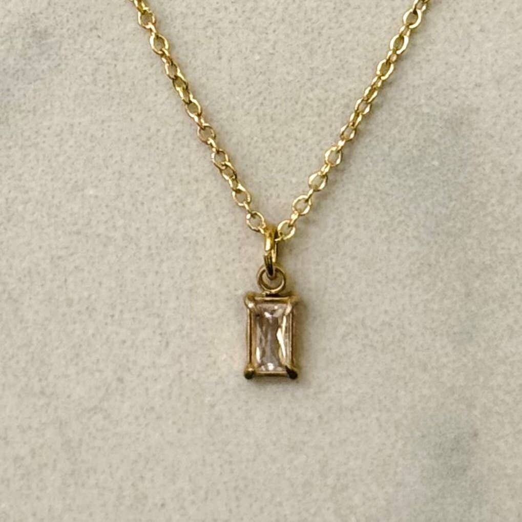 Minimalistische Halskette in rechteckiger Form mit weißem Zirkonia