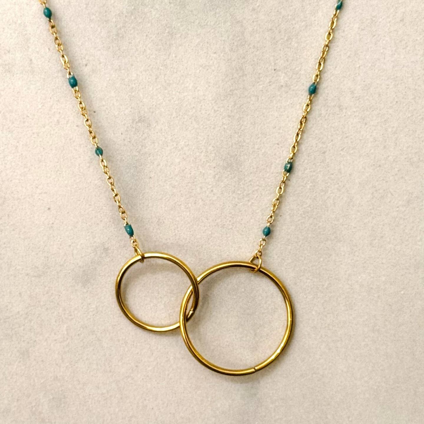 Emaille-Halskette mit geometrischem Muster