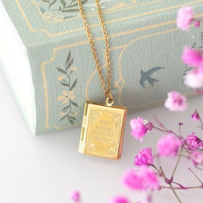 Collar con medallón en forma de libro en caja de regalo