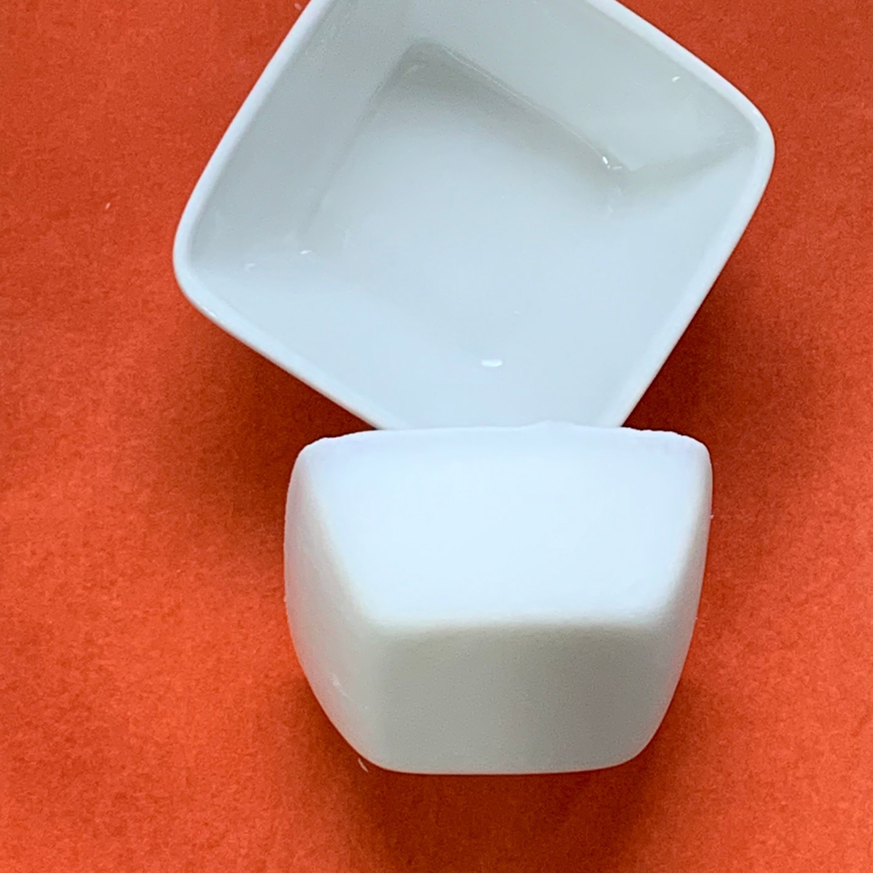 The 110g solid dishwashing liquid and its container