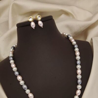 Collana e orecchini con grandi perle ovali rotonde bianche e grigie