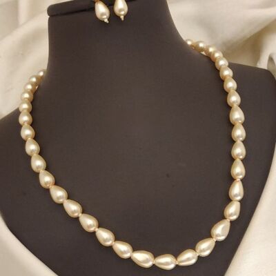 Conjunto de collar y pendientes de perlas de boda Diana clásicas con forma ovalada dorada